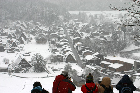 雪をかぶった絶景の冬の白川郷〜水墨画１