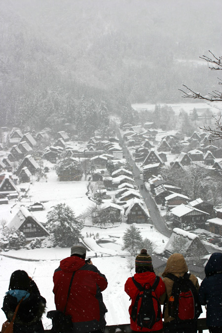 雪をかぶった絶景の冬の白川郷〜水墨画２