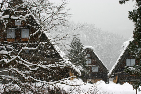 雪をかぶった絶景の冬の白川郷〜水墨画５