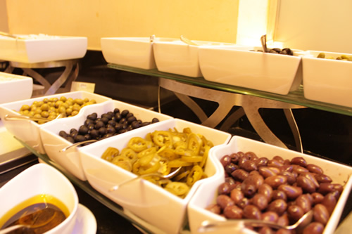 豆とオリーブは種類豊富です