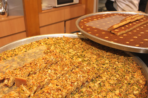 ドバイ アラビアン スイーツ大集合 お菓子を食べながらアラビック コーヒーのお作法を学び 大好評のお土産も購入 トラベルコちゃんさんの旅行ブログ トラベルコ ドバイ アラビアン スイーツ大集合 お菓子を食べながらアラビック コーヒーのお作法を学び 大好評のお土産も購入 トラベルコちゃんさんの旅行ブログ トラベルコ