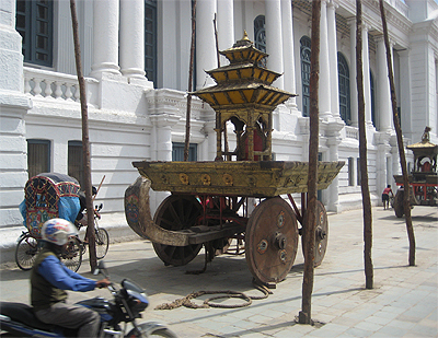 準備中のクマリの山車