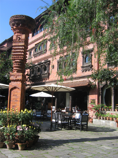 赤レンガと緻密な木彫りの窓 ドゥワリカズ