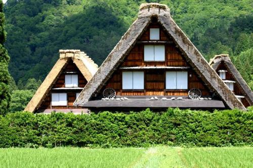 田園のなかに点在する合掌造りの民家1