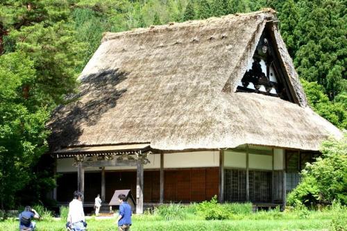 田園のなかに点在する合掌造りの民家6