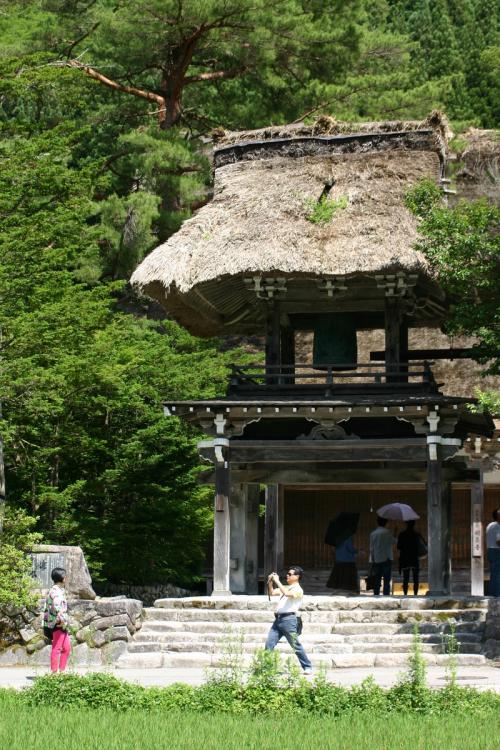 田園のなかに点在する合掌造りの民家7