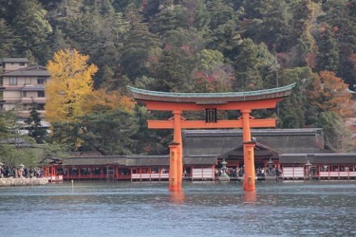 満潮時の大鳥居と厳島神社.jpg