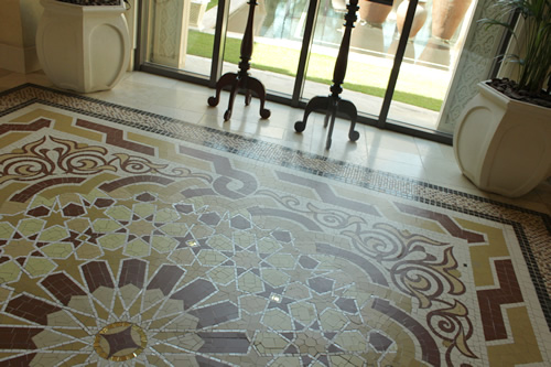 タイルで美しい模様を描いた床