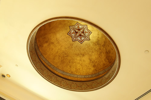 マットなゴールドの天井装飾