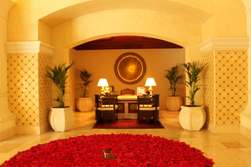 コンシェルジュデスク前