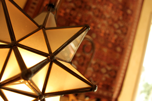 刺繍のタペストリーと星形の照明