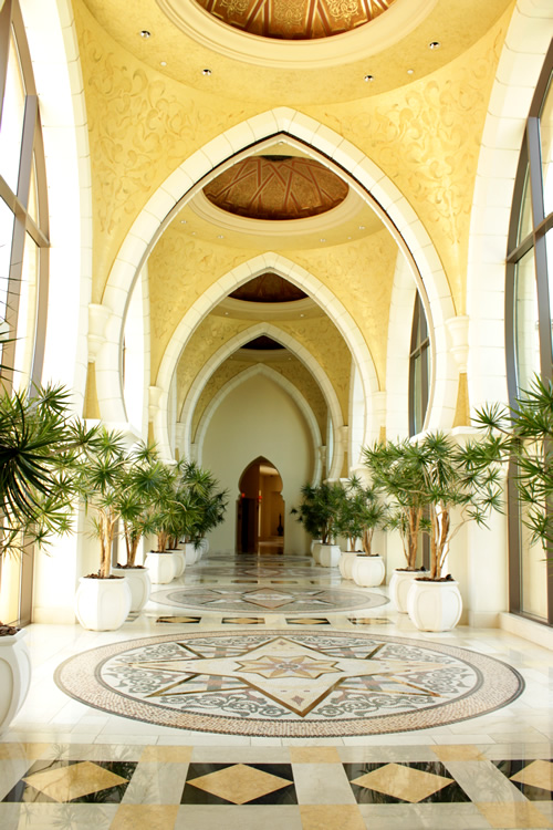 高い天井と1つずつ模様の違う床のタイル