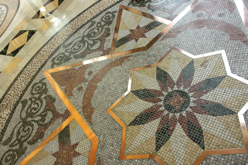 床の模様はUAEの7つの首長国を表す