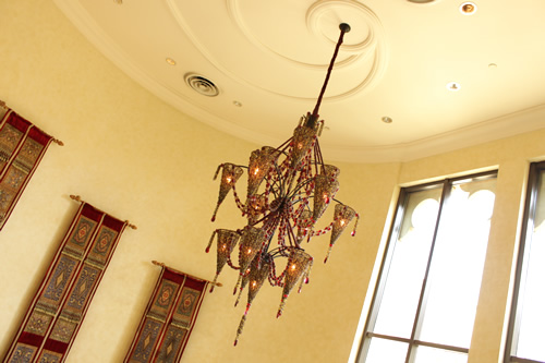 エキゾチックな照明のある螺旋階段