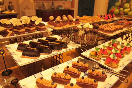 これでもスイーツコーナーの半分