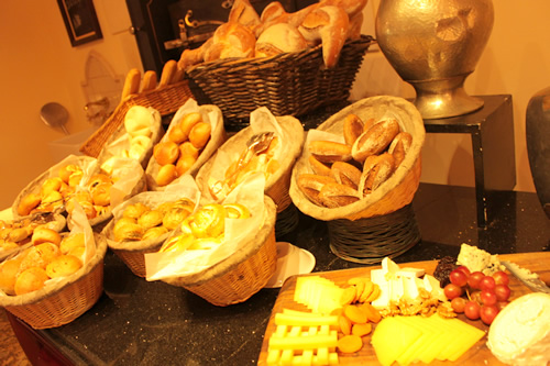 パンコーナーにはチーズやドライフルーツも