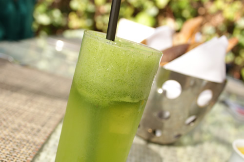 まずはドリンクとパン