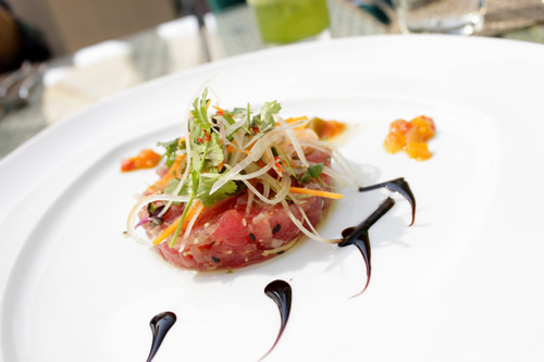 マグロのタルタルと青パパイヤのサラダ