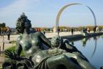 ヴェルサイユ宮殿の庭園に現代彫刻が
