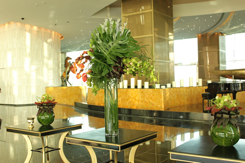 斬新なフラワーアレンジメント&ピカピカ床