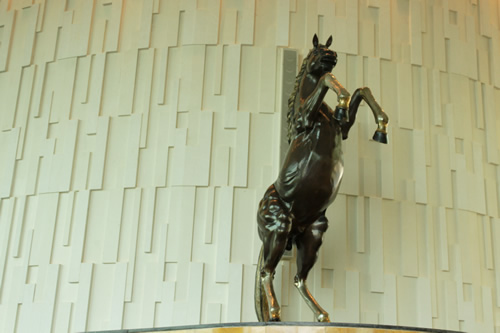 馬の彫刻が飾ってあります
