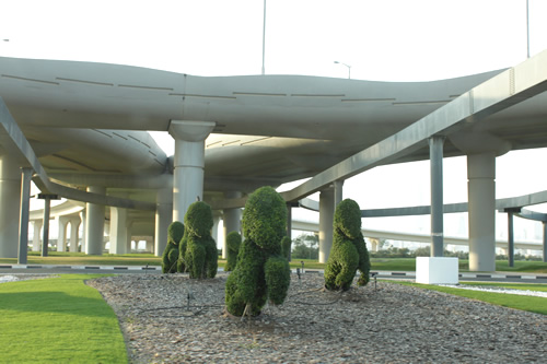 走っている馬型に刈り込まれた植栽
