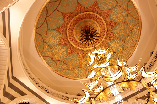 とってもきれいな天井と月の形の照明