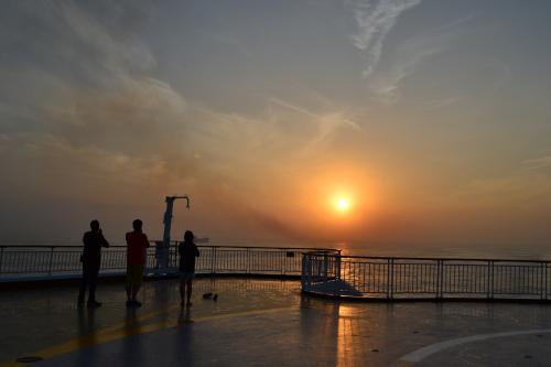 インド人と朝日