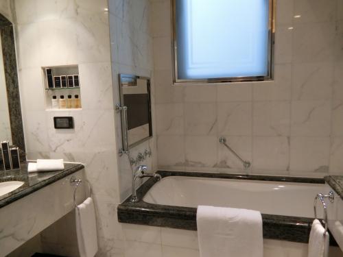 大きいバスタブと2つの洗面台が嬉しい