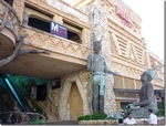 廃墟となったMaya Fairの銅像