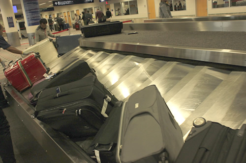 荷物整理の係員が2人いるバゲージクレーム