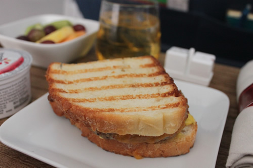 軽食もお皿で出てくる!!