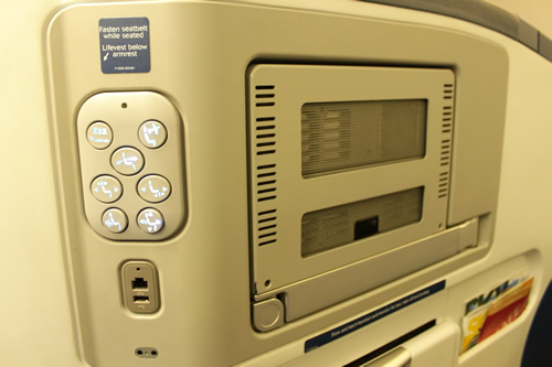 リクライニングボタンとパーソナルモニター