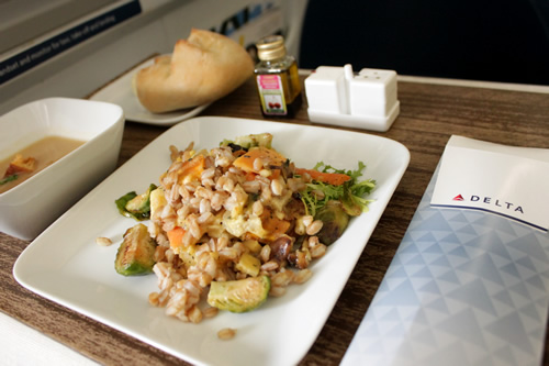 スペルト小麦のサラダとスープがおいしい♪