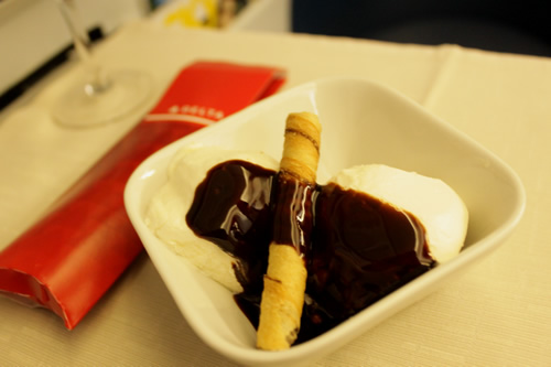 チョコソースがけのバニラアイス