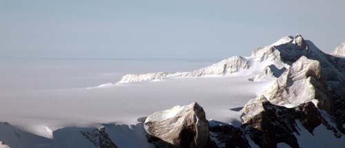 山脈も見渡せる南極の風景