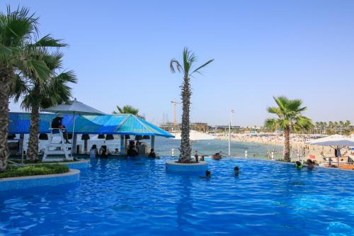 バー付きプール