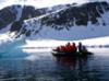 【北極】スピッツゲルゲンクルーズ／スピッツベルゲンの魅力を冒険心と好奇心いっぱいに巡るクルーズ。シーカヤックで探検、壮大な景色を背景に氷山巡り、ツンドラ地帯のハイキングや野生動物見学etc.