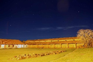 夜のサン・コスメ・イ・ダミアン遺跡