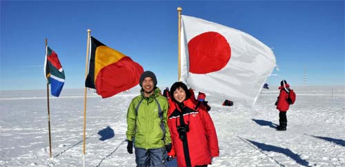 南極点・日章旗の前にて金城夫妻