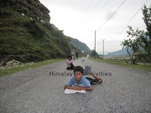ネパールバンダ中道の真ん中でお勉強