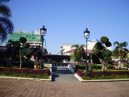 首都ヴィエンチャンのナンプ広場