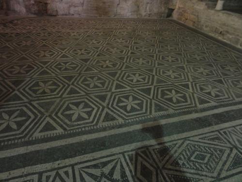 ローマ時代の家モザイク<br />
床