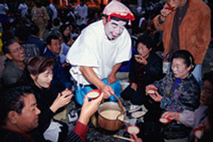 広い境内にはムシロが敷かれ