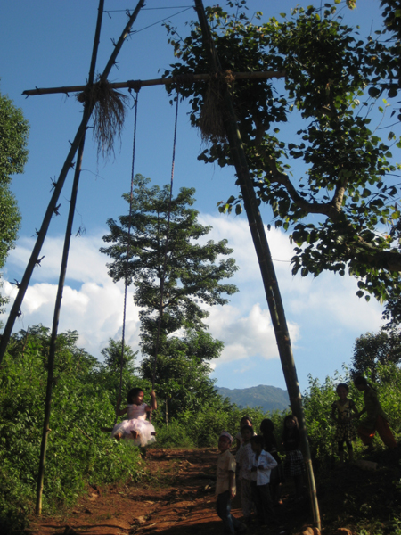 竹でこしらえたブランコ 青空に高く飛びます