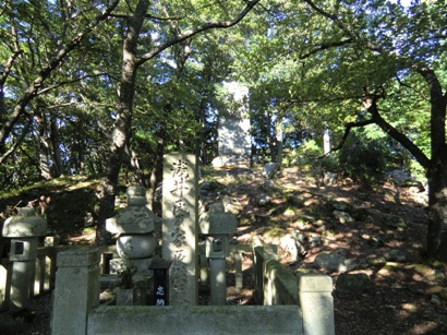 桜馬場にある浅井氏と家臣供養の碑