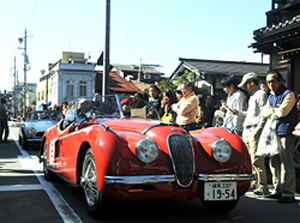 町並み走る往年の名車 高山、白川村にラリ