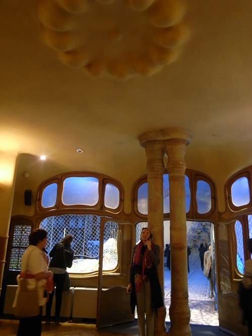 円形突起の天井