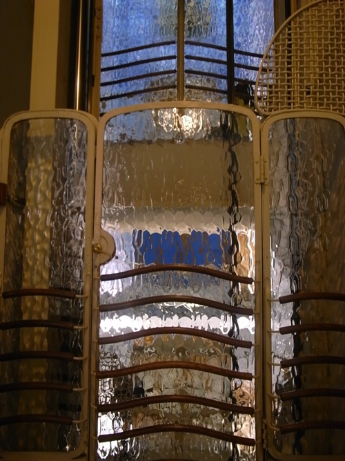 水が流れるかのような窓ガラス