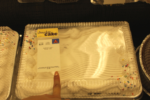 特大ケーキはこのサイズで6ドル99セント